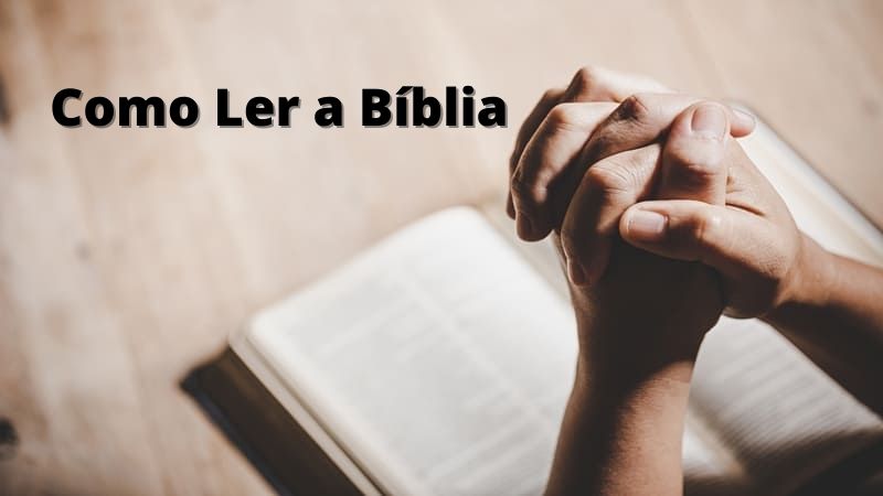 Como ler a Bíblia, Guia Completo. A Bíblia aberta e duas mãos com os dedos entrelaçados com gesto de oração e reverência a Bíblia.